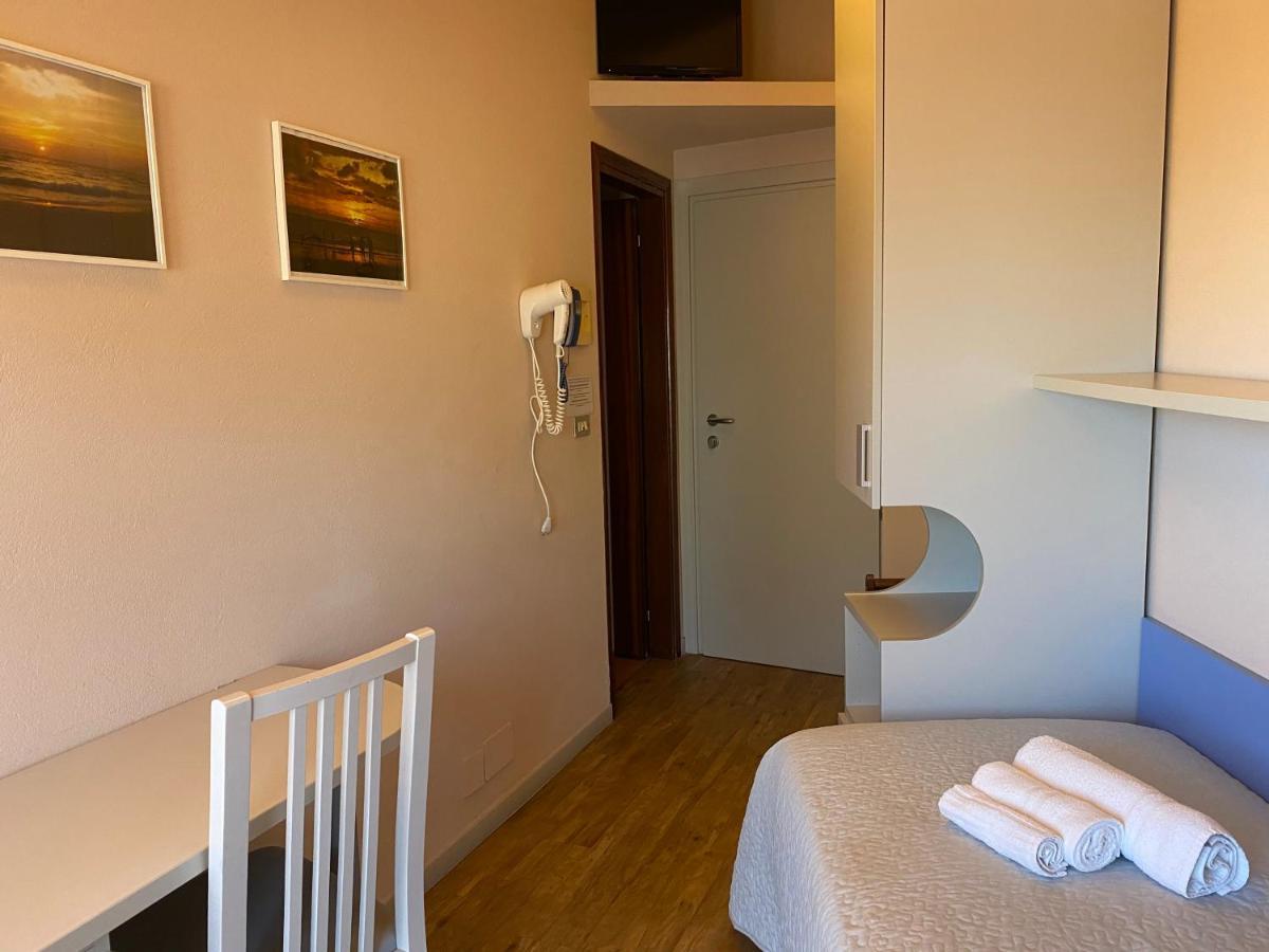 Hotel Moderno - Bed & Breakfast チェルヴィア エクステリア 写真