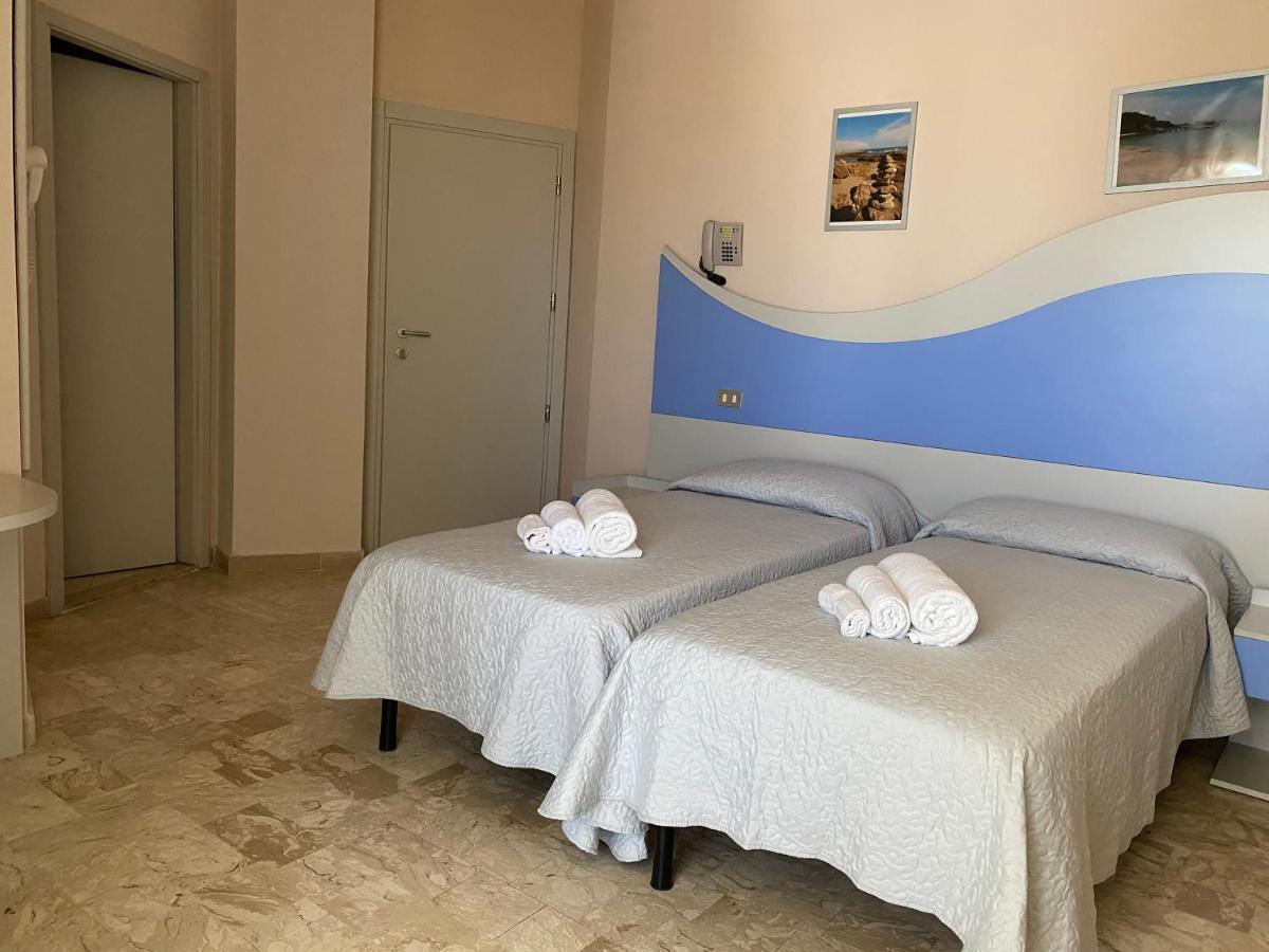 Hotel Moderno - Bed & Breakfast チェルヴィア エクステリア 写真