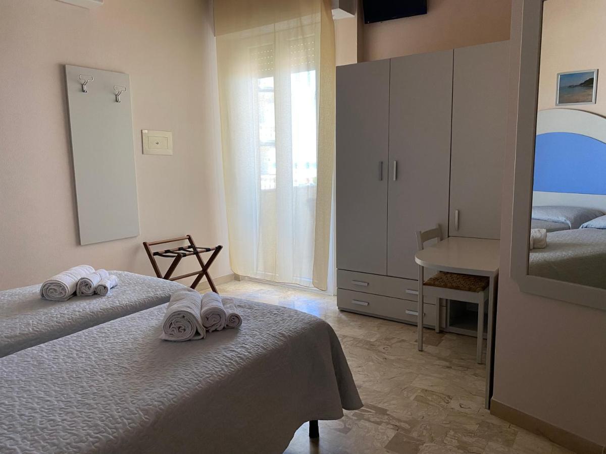 Hotel Moderno - Bed & Breakfast チェルヴィア エクステリア 写真