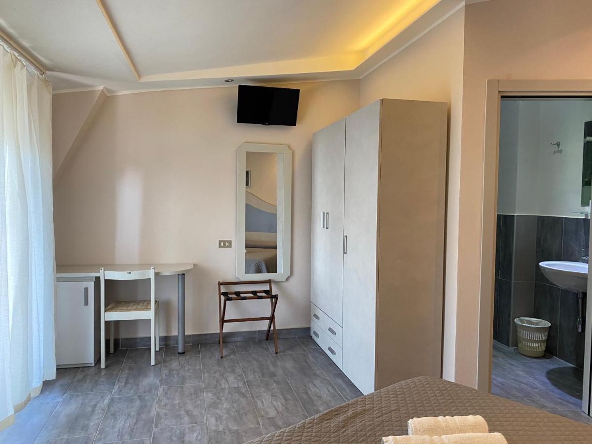 Hotel Moderno - Bed & Breakfast チェルヴィア エクステリア 写真