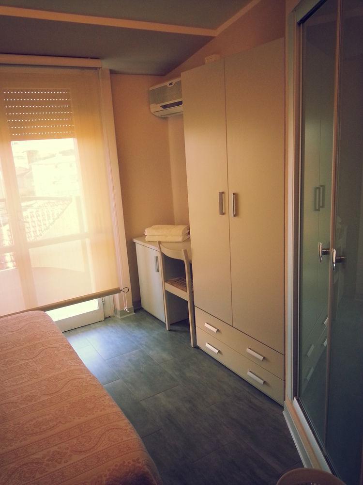 Hotel Moderno - Bed & Breakfast チェルヴィア エクステリア 写真