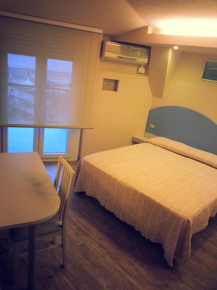 Hotel Moderno - Bed & Breakfast チェルヴィア エクステリア 写真