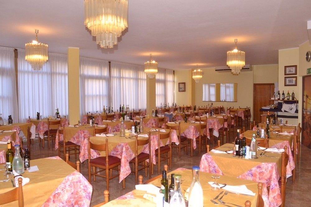Hotel Moderno - Bed & Breakfast チェルヴィア エクステリア 写真