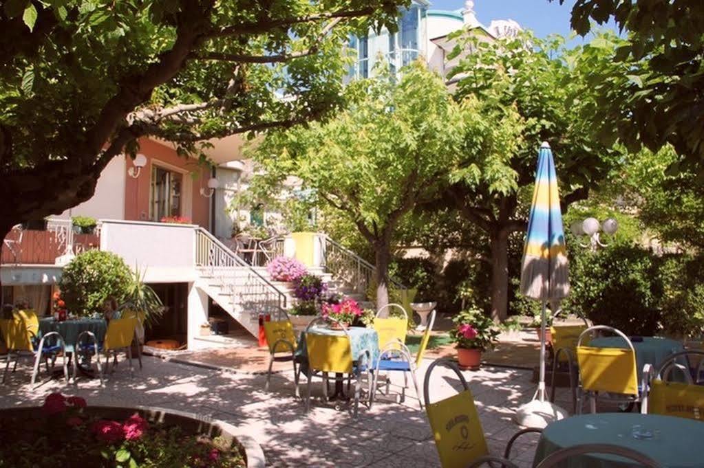 Hotel Moderno - Bed & Breakfast チェルヴィア エクステリア 写真