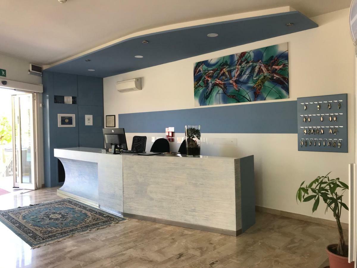 Hotel Moderno - Bed & Breakfast チェルヴィア エクステリア 写真
